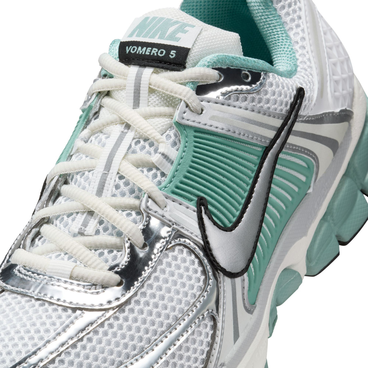 Nike Women's Zoom Vomero 5 Shoes